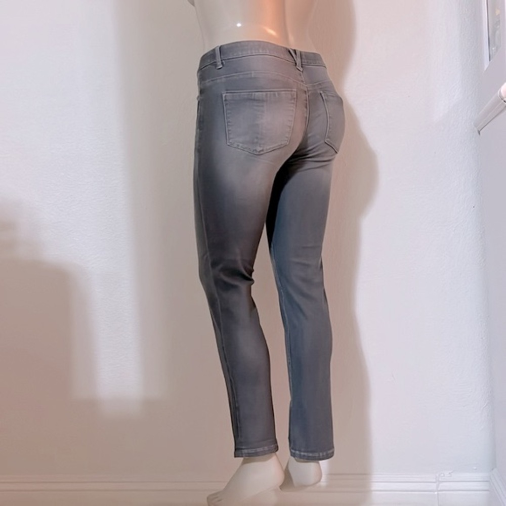 Democracy Gray Straight Leg Jeans